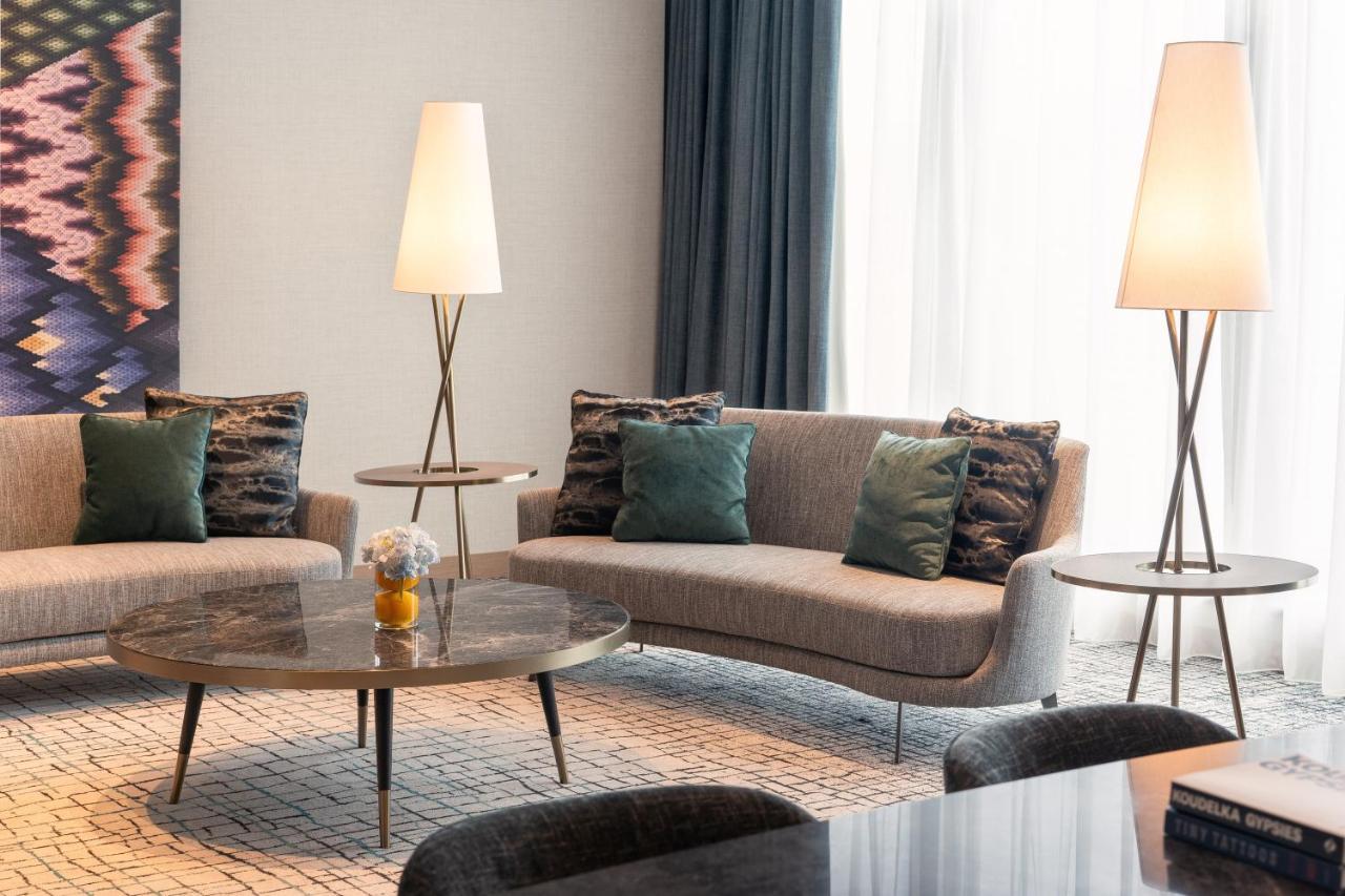 Kimpton Maa-Lai Bangkok By Ihg Ξενοδοχείο Εξωτερικό φωτογραφία Interior of a suite at the hotel