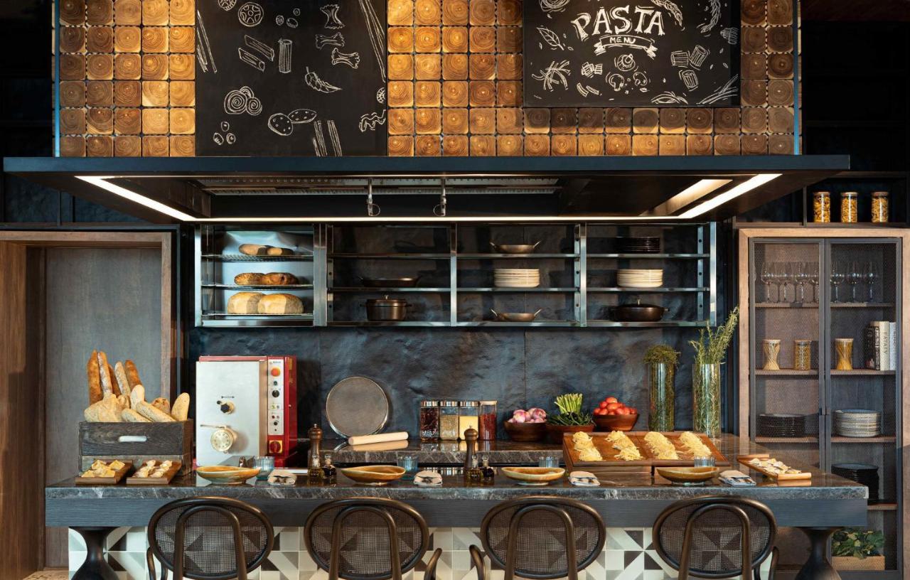 Kimpton Maa-Lai Bangkok By Ihg Ξενοδοχείο Εξωτερικό φωτογραφία The open kitchen at the restaurant