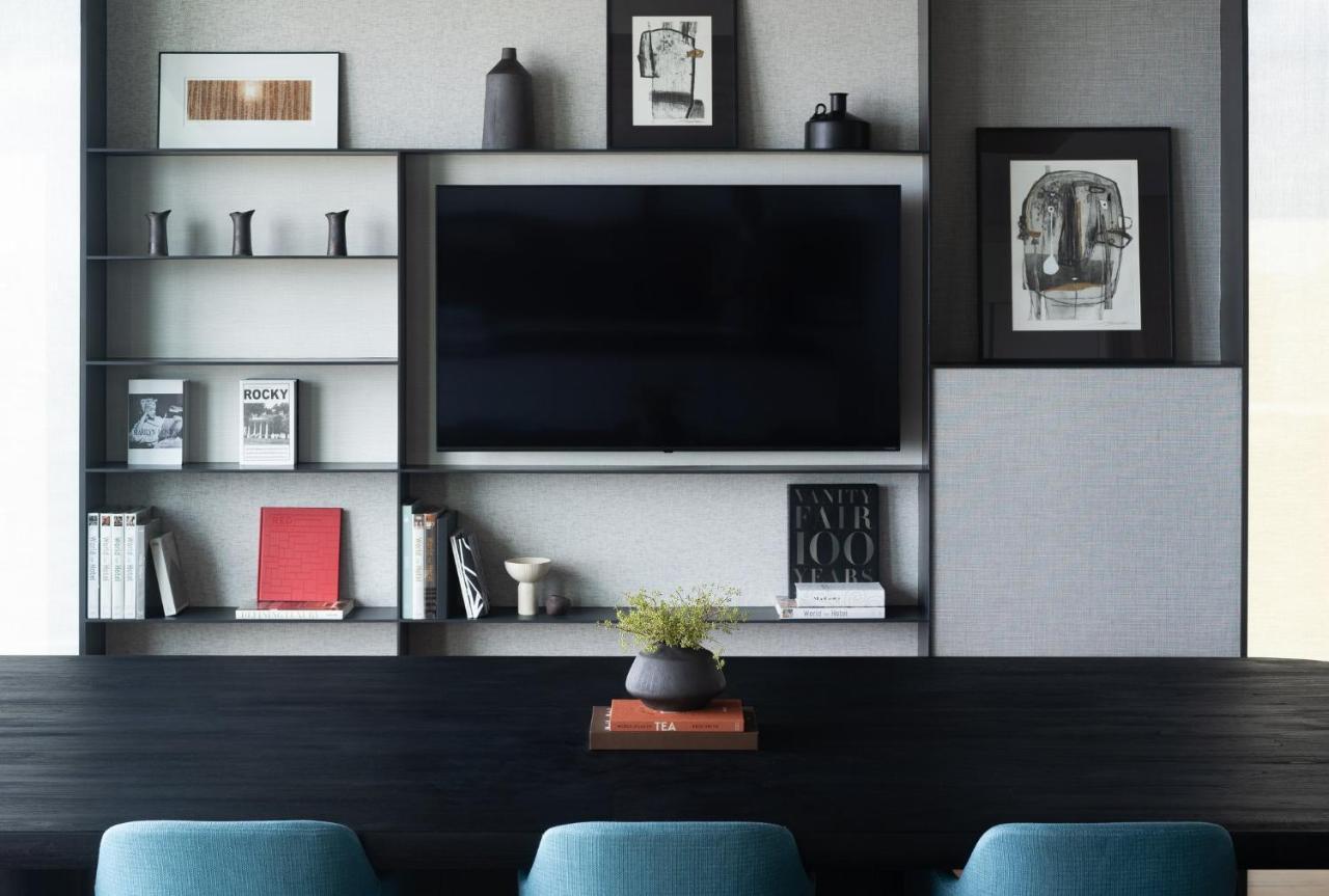 Kimpton Maa-Lai Bangkok By Ihg Ξενοδοχείο Εξωτερικό φωτογραφία A television set in a living room
