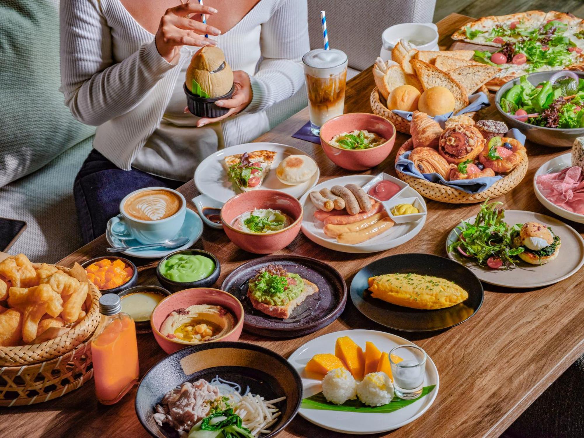 Kimpton Maa-Lai Bangkok By Ihg Ξενοδοχείο Εξωτερικό φωτογραφία A selection of dishes from the menu